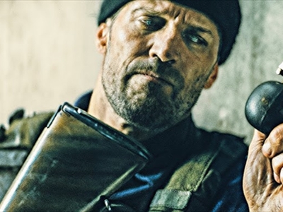 مقاتلاً مع قنبلة