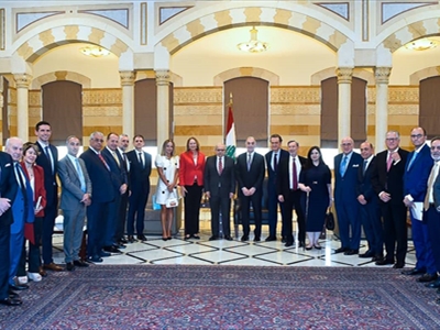 الرئيس سلام متوسطاً وفد مجموعة الدعم الأميركية لأجل لبنان (محمود يوسف)