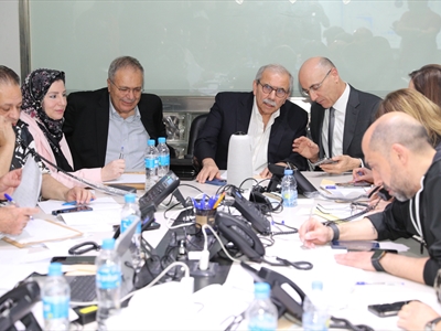 الرئيس سلام متوسطاً الوزيرين الحجار ومتري في غرفة العمليات في وزارة الداخلية (محمود يوسف)