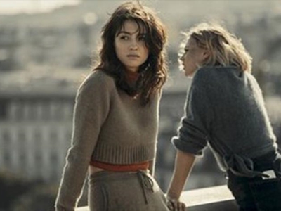 مع صديقتها في القنصلية