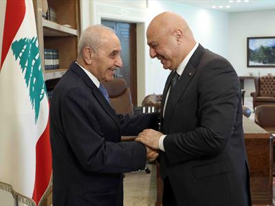 الرئيس عون  مستقبلاً الرئيس برّي في بعبدا (محمود يوسف)