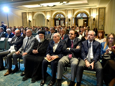 الحامض وقع كتابه عن اللامركزية الإدارية والتنمية المستدامة