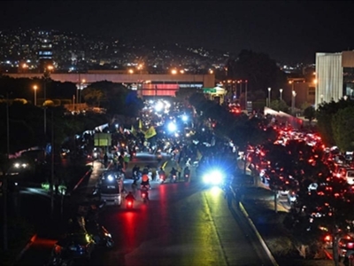 مسيرات «للثنائي» على طريق المطار مساء أمس (محمود يوسف)