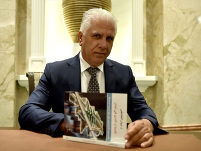 الحامض وقع كتابه عن اللامركزية الإدارية والتنمية المستدامة