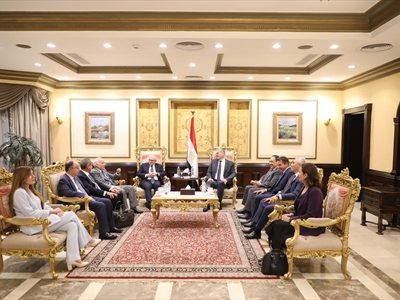 الرئيس سلام والوفد المرافق مع وزير الطاقة المصري في مطار القاهرة الدولي