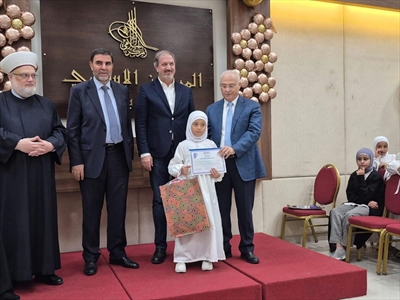 رئيس المركز الإسلامي المهندس علي عساف يسلّم احدى الطالبات شهادتها بحضور المهندس زيدان والدكتور الجنابي والقاضي عساف