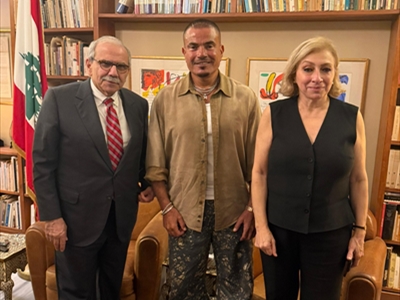 الرئيس سلام وعقيلته سحر مع الفنان عمرو دياب