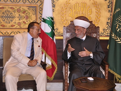 المفتي دريان خلال لقائه خلف الحبتور ( محمود يوسف)