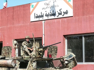 الجيش اللبناني أمام مبنى بلدية بليدا بعد الاغتيال الإسرائيلي الفاجر لعامل البلدية إبراهيم سلامة فجراً