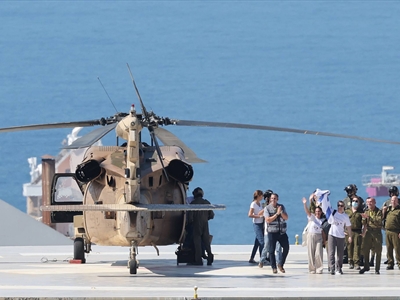 الرهينة الإسرائيلي المفرج عنه من غزة عمري ميران وزوجته يلوِّحان عقب نقلهما إلى مستشفى في تل أبيب