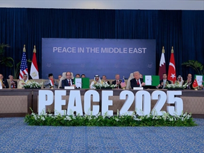 ترامب متوسطاً السيسي والشيخ تميم وأردوغان بعد التوقيع على وثيقة شرم الشيخ