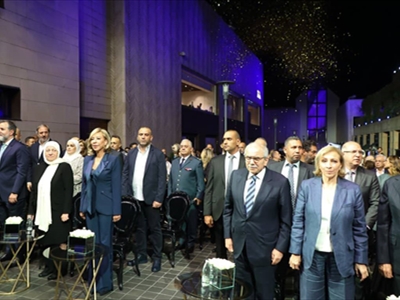 من اليمين الدكتور ناصر الشماع والرئيس سلام وعقيلتة السيدة سحر والسيدة الأولى نعمت عون والسيدة بهية الحريري والوزير جابر في مقدمة الحضور