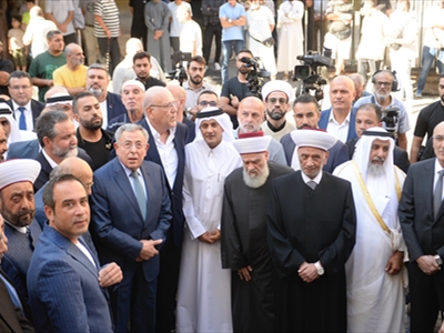 من اليمين ممثل رئيس الحكومة نواف سلام الوزير الحجار ووزير الأوقاف القطري بن غانم الغانم والمفتي دريان والمفتي قباني والسفير القطري سعود بن عبد الرحمن آل ثاني والرئيسين ميقاتي والسنيورة