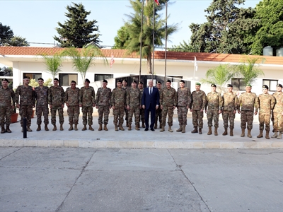 الرئيس عون في ثكنة بنوا بركات يرافقه العماد هيكل