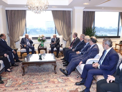 الرئيس سلام وأبو الغيط خلال الاجتماع في الجامعة العربية بحضور الوفدين اللبناني والمصري