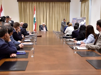 الرئيس بري ومستشاره حمدان خلال تقديم عرضاً عن أضرار الاعتداءات الإسرائيلية