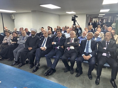 النائبان مخزومي والصايغ ورئيس تحرير «اللواء» صلاح سلام يتوسطون د. دباغ واللواء بصبوص والشيخ عريمط والوزير السابق خالد قباني ومي مخزومي في مقدمة الحضور (طلال سلمان)