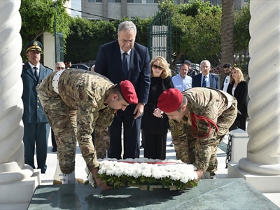 نائب الرئيس متري يضع إكليلاً من الزهر على ضريح الرئيس رياض الصلح وإلى جانبه الوزيرة السابقة ليلى الصلح