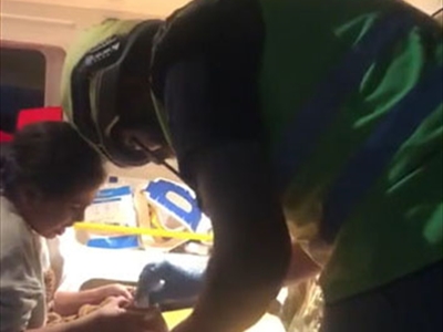 إسعاف طفلة في كفردونين، أصيبت بالغارات الإسرائيلية، وهي تحاول الابتعاد، بعد الإنذارات المتكررة