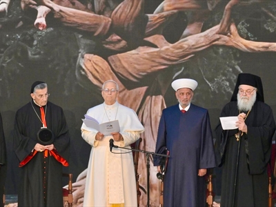 البابا يتوسط رؤساء الطوائف الاإسلامية والمسحية ويبدو من اليمين: الشيخ أبو المنى، والبطريرك اليازجي، والمفتي دريان، والبطريرك الراعي والشيخ الخطيب ( طلال سلمان)