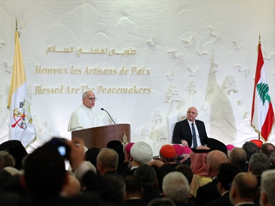 البابا يلقي كلمته والى جانبه الرئيس عون خلال الاستقبال الرسمي(طلال سلمان)