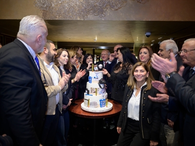 الدكتورة القواس تتوسط  رئيس مكتب الإعلام في رئاسة الجمهورية رفيق شلالا وعدد من الزملاء