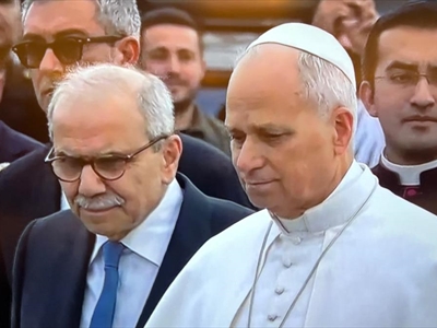 الرئيس سلام مرافقاً البابا لدى وصوله المرفأ