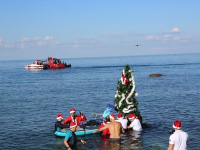 فرحة العيد تجوب المتن وكسروان ورسائل سانتا على الكروشيه وعلى عمق 30م تحت المياه