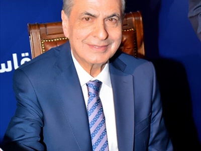 .. ويوقِّع كتابه ( مسيرتي)