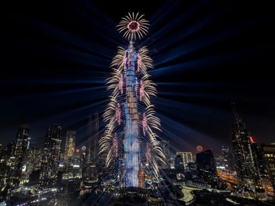 ألعاب نارية تضيء برج خليفة في دبي