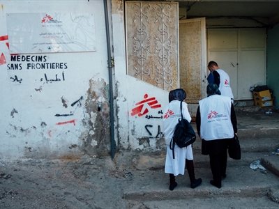 ما وراء العمل الطبي: عقدٌ من التضامن