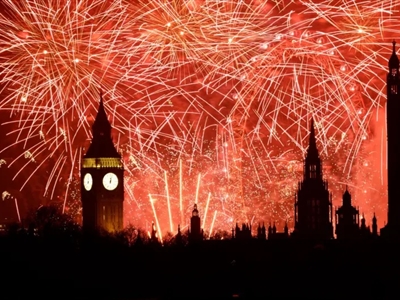 سماء العاصمة البريطانية لندن مضاءة بالألعاب النارية