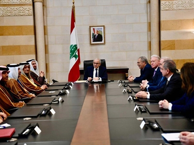 الرئيس سلام مترئساً المحادثات اللبنانية - القطرية في السراي (محمود يوسف)