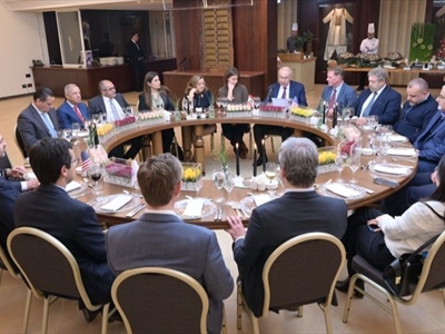 النائب مخزومي خلال العشاء التكريمي للمستشار الأميركي في دارته