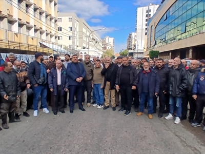 موظفو القطاع العام والمتقاعدون يقطعون الطرق احتجاجًا على الظلم المالي والاجتماعي