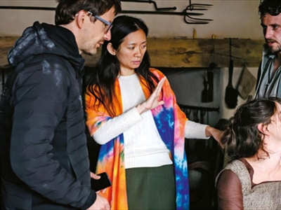 المخرجة كلويه زهاو تدير مشهداً