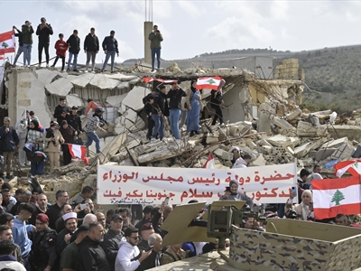 يافطة ترحيبية برئيس الحكومة في الظهيرة «جنوبنا بيكبر فيك»