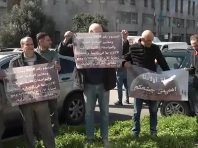 نشطاء خلال الاعتصام أمام شركة «كورال» النفطية في برج حمود