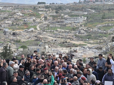 الرئيس سلام مع الأهالي في كفركلا