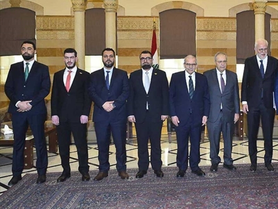 الرئيس سلام متوسطاً الوزير مظهر اللويس  والوفد المرافق ونائب رئيس الحكومة طارق متري ووزير العدل عادل نصار