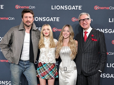 المخرج مع أبطاله الثلاثة