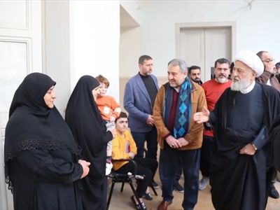 الشيخ الخطيب متفقداً النازحين