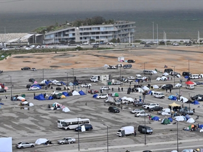 نازحون يفترشون الواجهة البحرية لبيروت (تصوير: طلال سلمان)