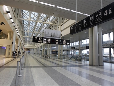 قاعات مطار رفيق الحريري خالية من المسافرين