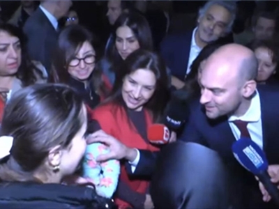 وزير الخارجية الفرنسي بارو يتفقد النازحين في عين الرمانة