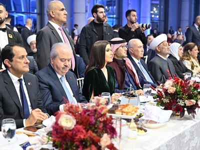 المفتي دريان والنائب مخزومي يتوسطان السفير بخاري وستريدا جعجع والوزير جابر والسفير القطري وعقيلة المفتي دريان والسيدة مي مخزومي والوزيرة الخازن ( تصوير طلال سلمان)