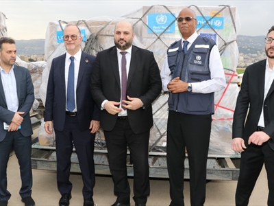 وزير الصحة خلال تسلمه شحنة المساعدات الطبية من اليونيسف والصحة العالمية