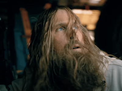 طال شعره لطول المدة