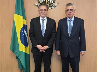 د. منيمنة مع السفير البرازيلي كوستا