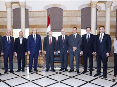 الرئيس سلام متوسطاً الوفد النيابي